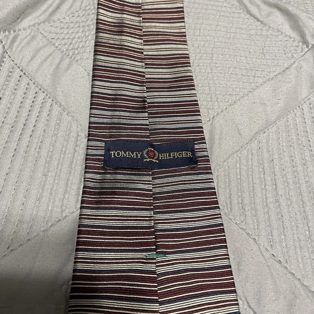 Vintage Tommy Hilfiger Men's Classic 100% Silk Tie Burgundy Gray Stripes‎ Logo